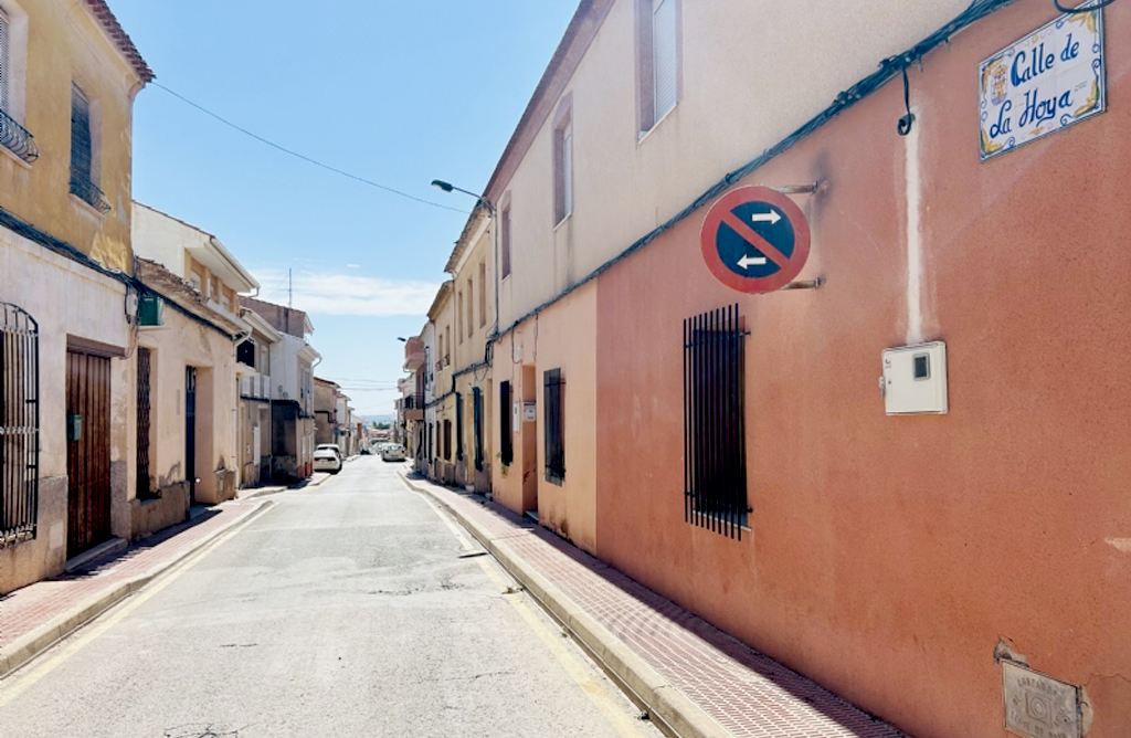 La calle La Hoya ver renovadas su red y acometidas de agua potable y alcantarillado